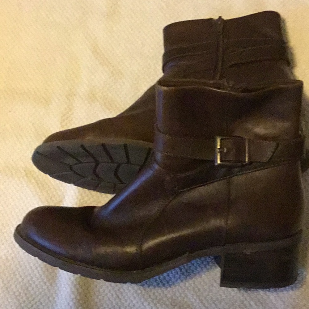 Elegant Leather Brown Ankle Boots - Picture 2 of 6